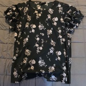 Patterned blouse with ruffled sleeves